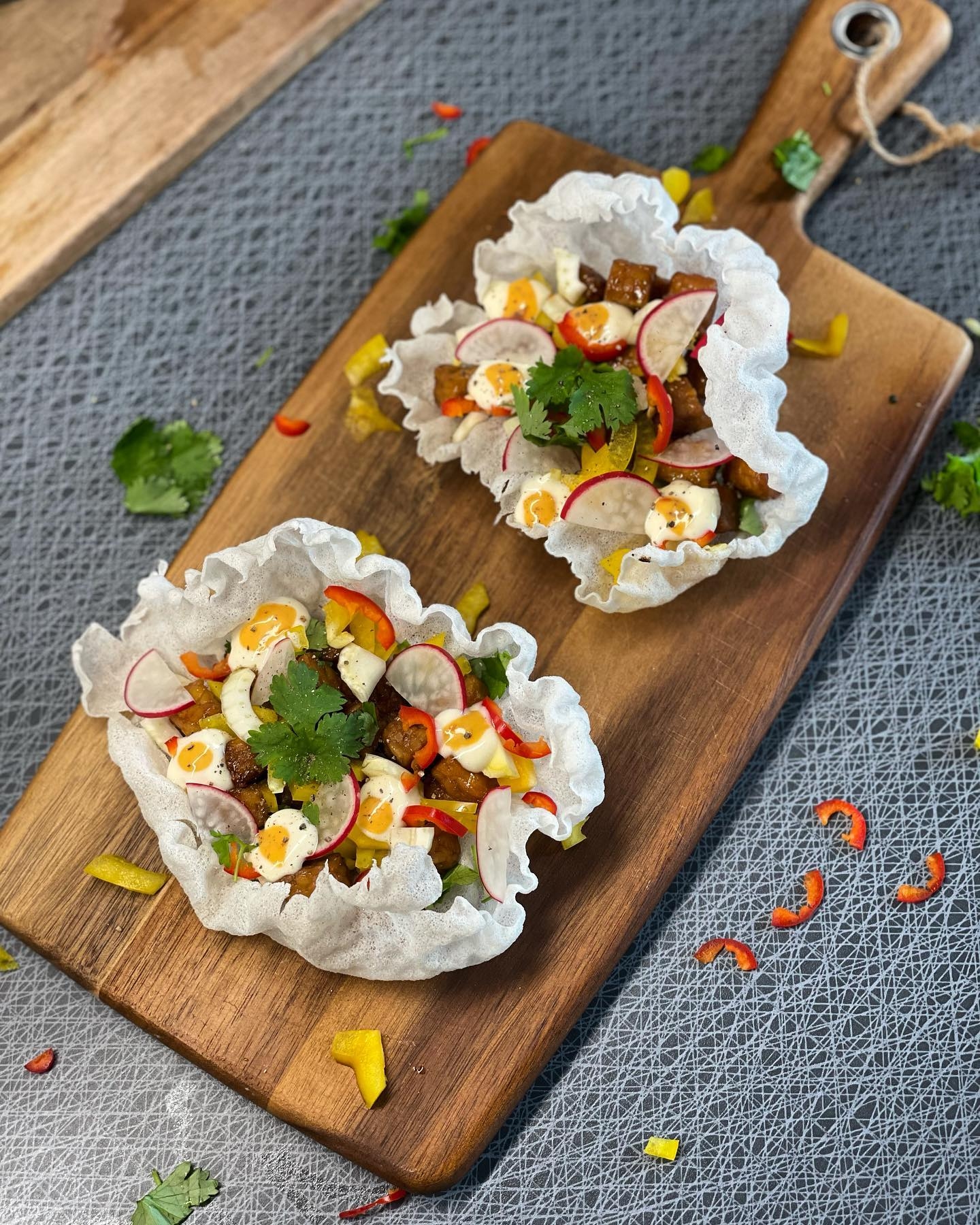 Krispigt friterat rispapper med tempeh